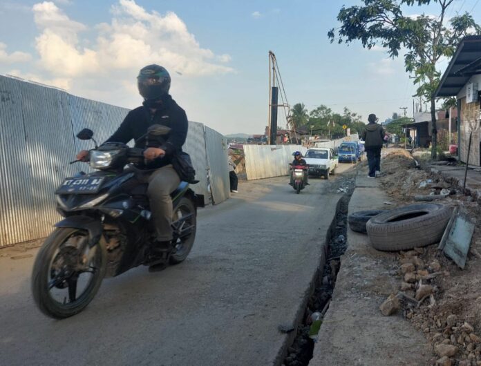 Suasana jalan yang ambles di Dusun Margasari, Desa Jembayan. (Istimewa)