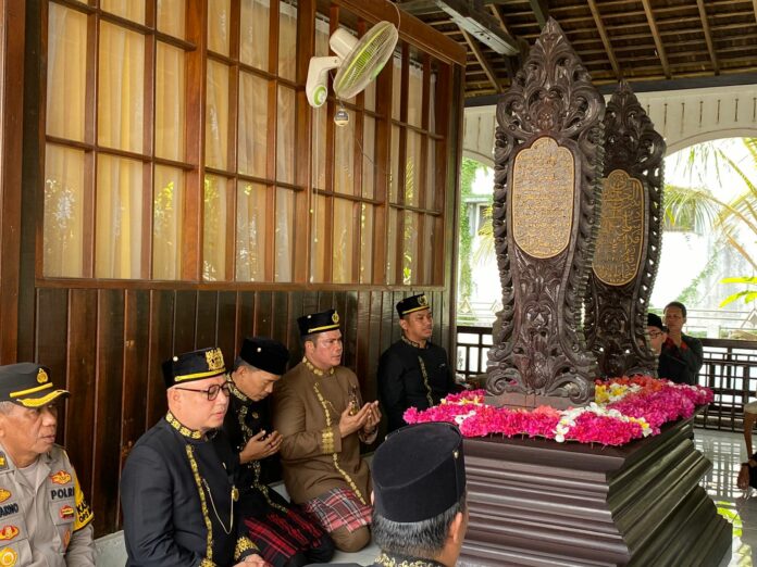 Suasana ziarah makam para Sultan Kutai Kartanegara Ing Martadipura. (Ady/Radarkukar)