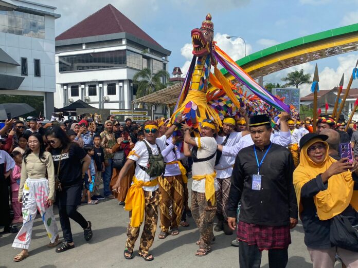 Suasana pelaksanaan ritual Mengulur Naga. (Ady/Radarkukar)