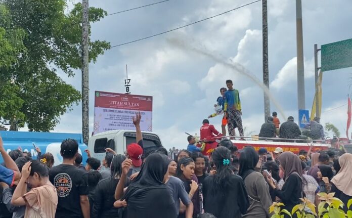 Suasana pelaksanaan Belimbur. (Ady/Radarkukar)