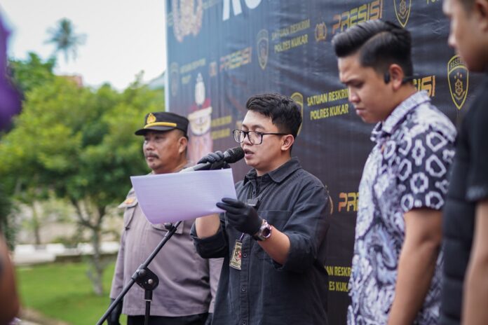 Suasana pers rilis yang dilakukan oleh Satreskrim Polres Kukar atas pengungkapan kasus pembakaran rumah di beberapa titik di Tenggarong. (Ady/Radarkukar)