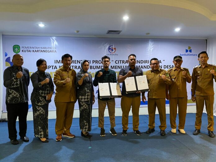 Penandatanganan MoU kemitraan Agen Bankaltimtara terhadap 2 BUMDes di Kukar. (Ady/Radarkukar)