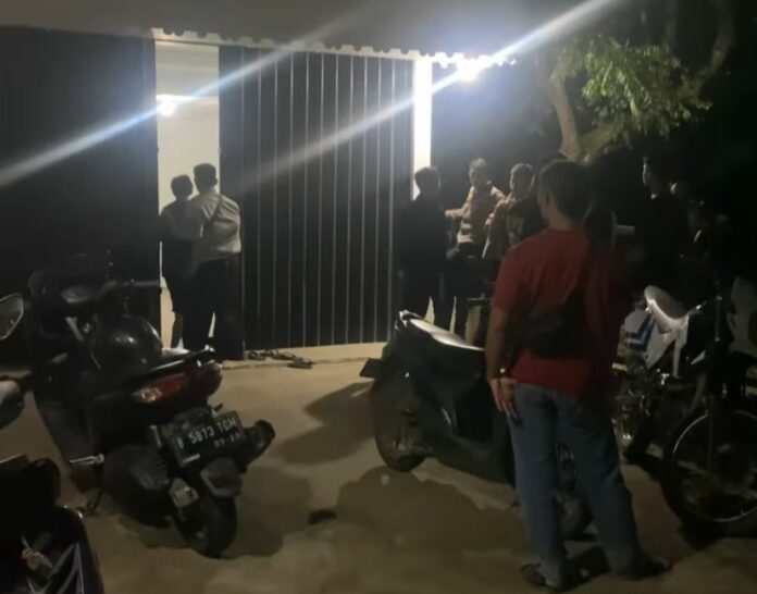 Suasana pencarian pria misterius yang diduga berkeliaran di Desa Jonggon Jaya. (Istimewa)