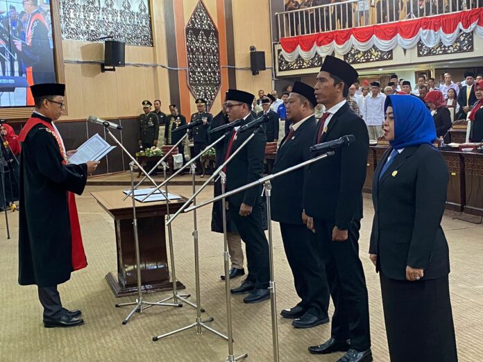 Suasana pelantikan unsur pimpinan DPRD Kukar. (Ady/Radarkukar)