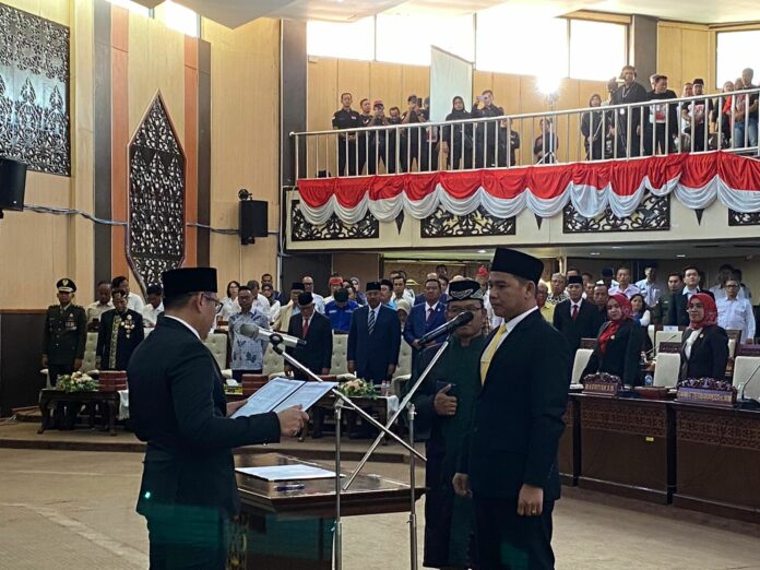 Suasana pelantikan Erwin sebagai anggota DPRD Kukar. (Ady/Radarkukar)