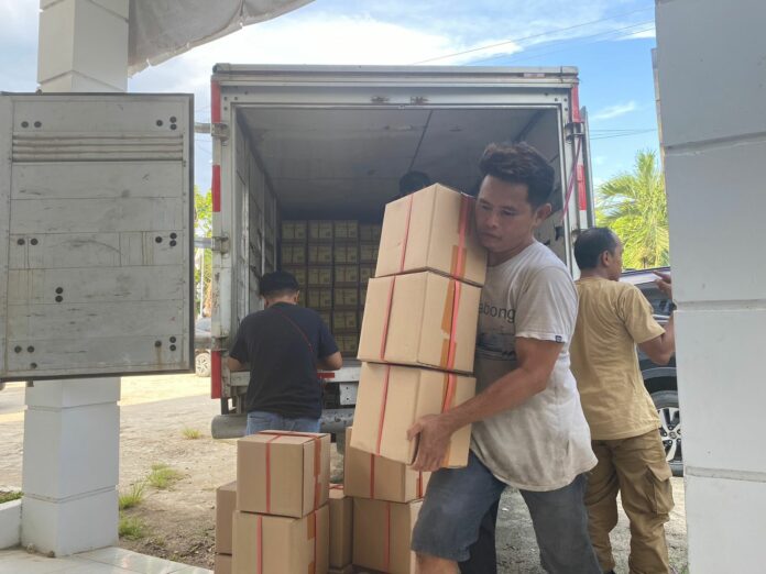 Suasana pengangkutan surat suara ke gudang KPU Kukar. (Ady/Radarkukar)