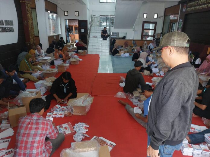 Proses pelipatan suara di KPU Kukar. (Ady/Radarkukar)