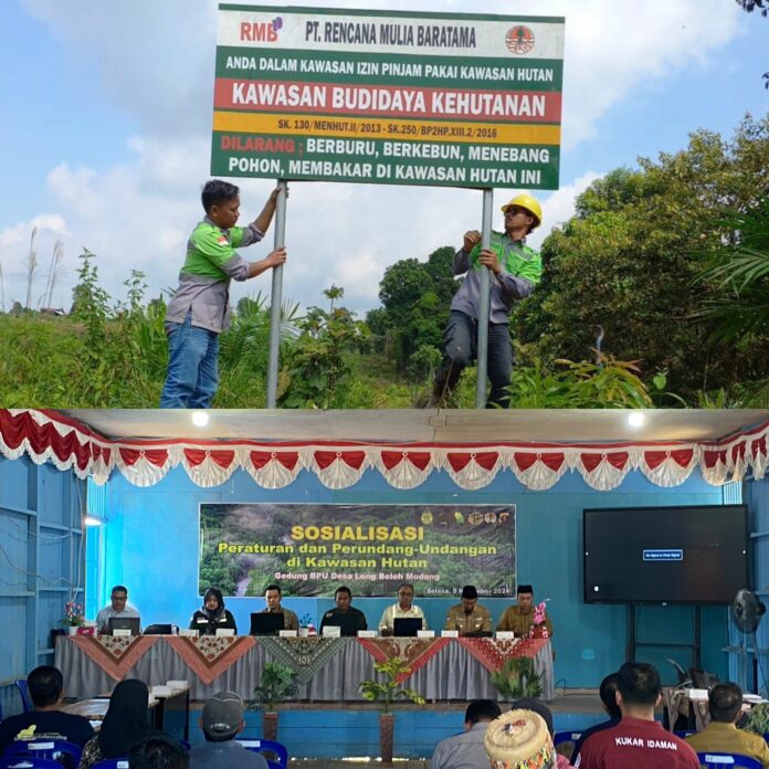 Suasana pemasangan plang pemberitahuan kawasan IPPKH dan juga sosialisasi terhadap masyarakat. (Istimewa)