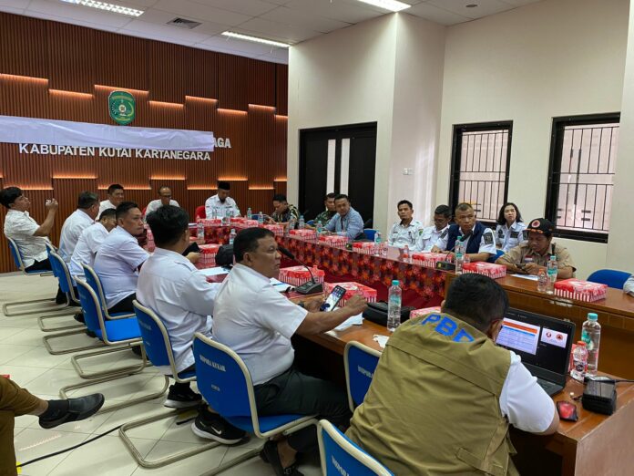 Suasana rapat koordinasi persiapan gotong royong normalisasi Sungai Belayan. (Ady/Radarkukar)