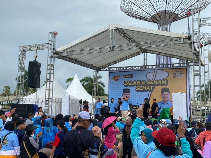 Seno Aji saat menghadiri kegiatan jalan sehat di TKR Tenggarong. (Ady/Radarkukar)