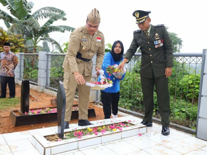 Suasana ziarah makam di TMP Bukit Biru. (Istimewa)