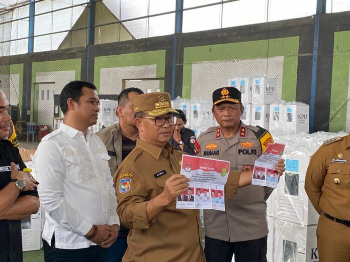 Suasana kunjungan Pj Gubernur Kaltim ke Gudang Logistik KPU Kukar. (Ady/Radarkukar)