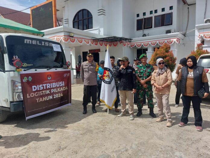 Suasana distribusi logistik pemilu. (Ady/Radarkukar)