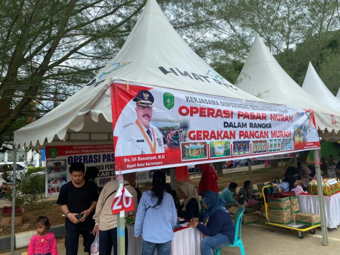 Suasana gelaran pasar murah di kawasan Creative Park Tenggarong. (Ady/Radarkukar)