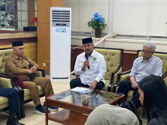 Bupati Kukar, Edi Damansyah saat mengumumkan kenaikan UMK Kukar 2025. (Ady/Radarkukar)