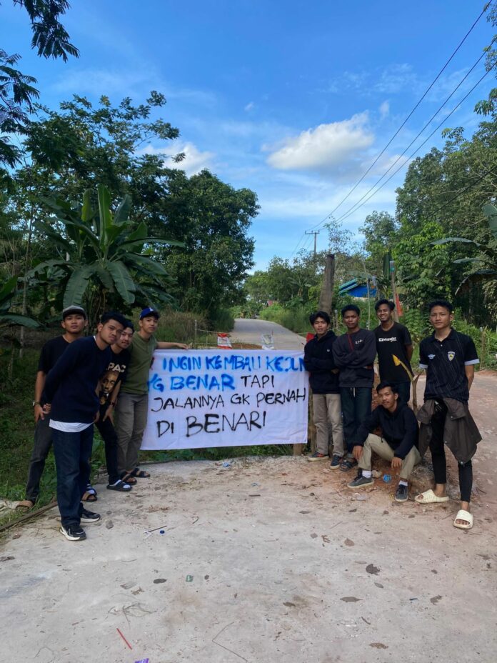 Sejumlah mahasiswa yang mengeluhkan kondisi jalan yang rusak parah di Kecamatan Marangkayu dan Muara Badak. (Istimewa)