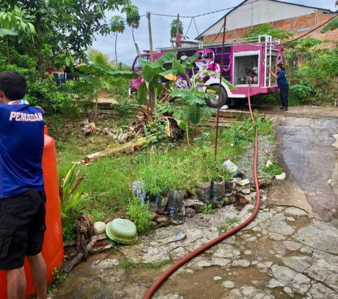 Suasana pendistribusian air bersih yang dilakukan Disdamkarmatan Kukar. (Istimewa)