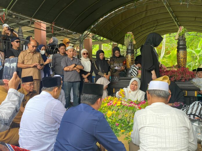 Suasana pemakaman Mantan Gubernur Kaltim, Awang Faroek Ishak. (Ady/Radarkukar)