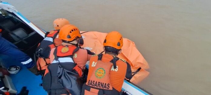 Proses evakuasi jasad korban yang tenggelam di perairan Muara Kaman. (Istimewa)