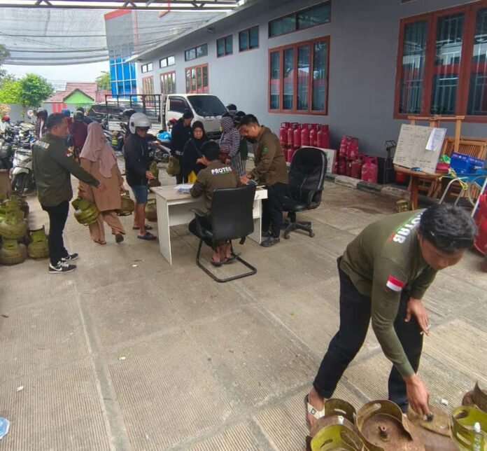 Kegiatan proses jual beli gas LPG sebagai salah satu sektor usaha Perseroda MGRM. (Istimewa)