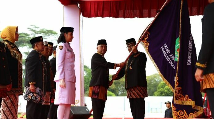 Suasana penyerahan panji keberhasilan kepada Pemkab Kukar. (Istimewa)