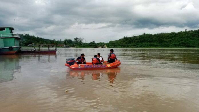 Suasana pencarian korban tenggelam atas nama M Alfa Saka Sihar di Desa Sanggulan. (Istimewa)