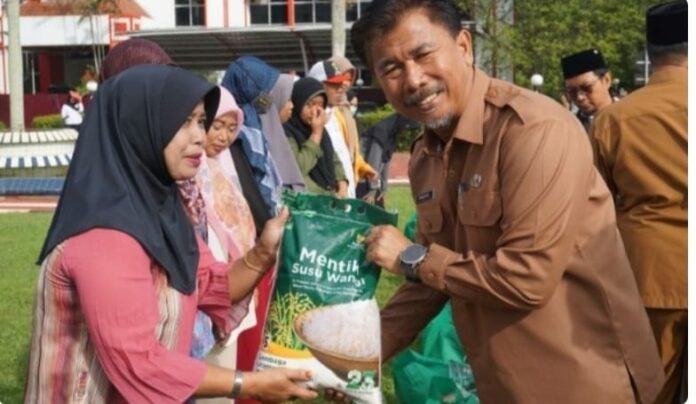 Penyerahan zakat kepada mustahik. (Istimewa )