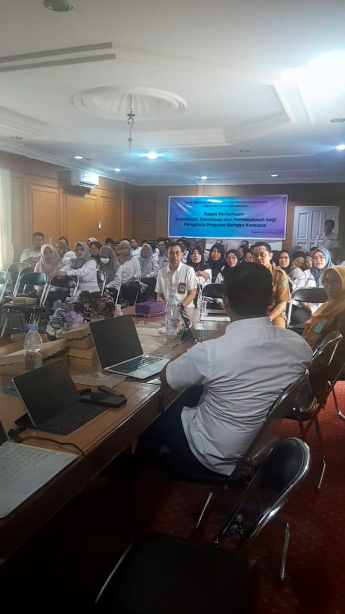 Rapat pertemuan perencanaan bagi Pengelola Program Bangga Kencana oleh DP2KB Kukar. (Shavira Ramadhanita/RadarKukar)