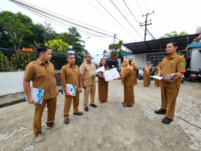 Penyerahan kenaikan pangkat beberapa ASN DP2KB Kukar. (Shavira Ramadhanita/RadarKukar)