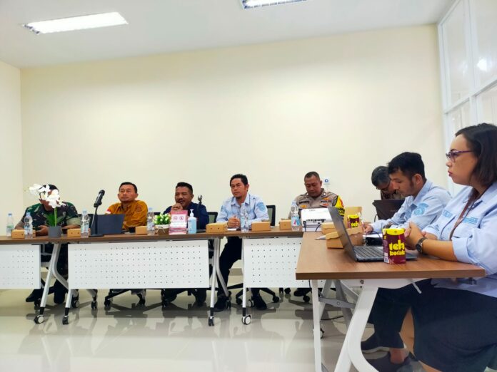 Rapat lintas sektor kesehatan dengan seluruh kepala desa di Tenggarong Seberang. (Shavira Ramadhanita/RadarKukar)