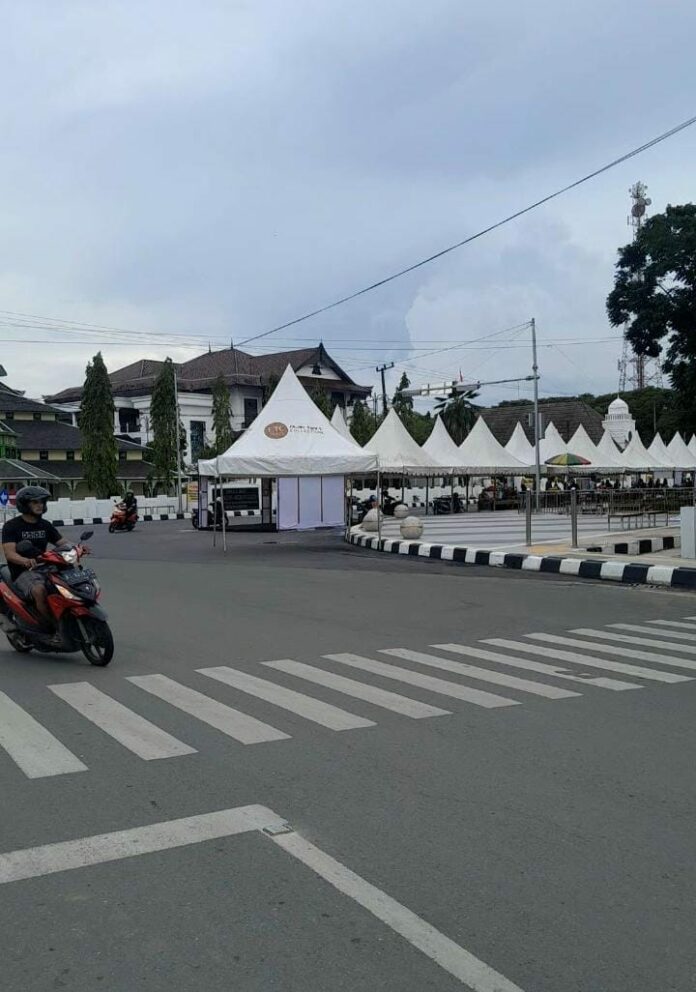 Suasana sekitaran di kawasan Masjid Masjid Agung Sultan Aji Muhammad Sulaiman. (Shavira Ramadhanita/RadarKukar)