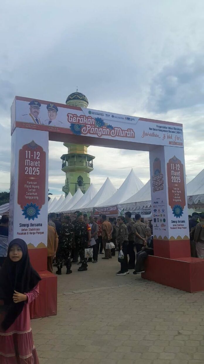 Kawasan Gerakan Pangan Murah di Masjid Agung SAMS Tenggarong. (Shavira/Radar Kukar)