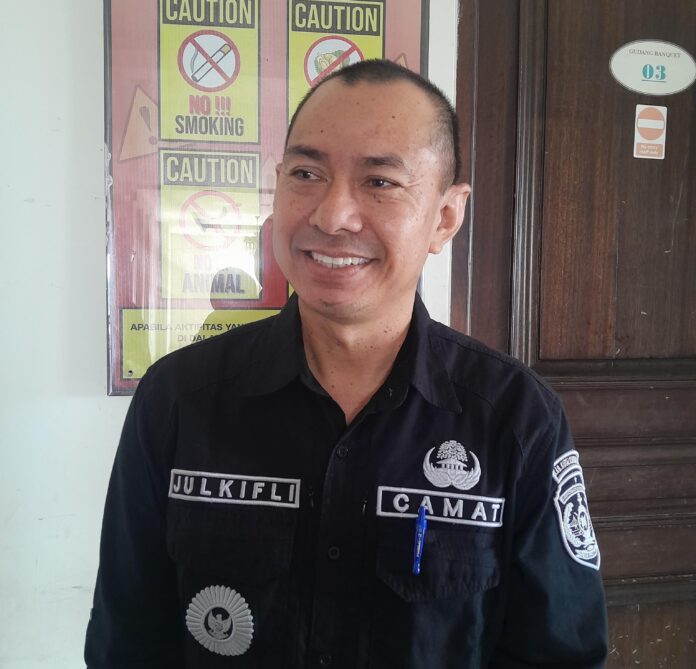 Camat Kota Bangun Darat, Julkifli. (Shavira Ramadhanita/RadarKukar)