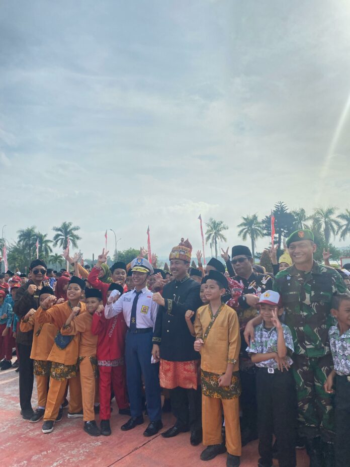 Kebersamaan Sekkab Kukar bersama para anak-anak saat apel Hardiknas 2025. (Shavira Ramadhanita/RadarKukar)