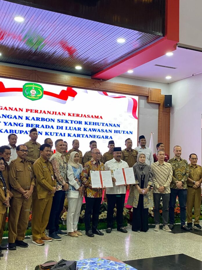Bupati Kukar tandatangani kerjasama perdagangan karbon dengan PT Tirta Carbon Indonesia. (Shavira Ramadhanita/RadarKukar)