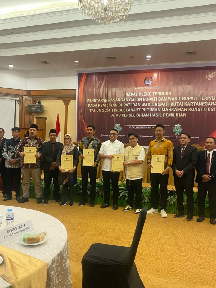 Penandatangan terhadap calon bupati dan wakil bupati Kukar terpilih dalam sidang pleno. (Shavira Ramadhanita/RadarKukar)