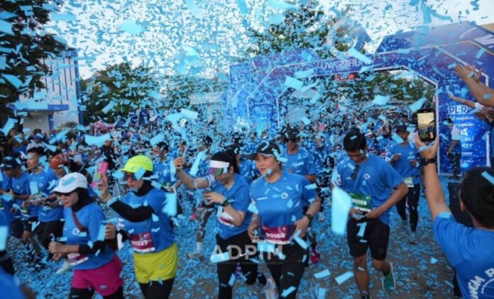 Sekda Kaltim Sri Wahyuni bersama jajaran UWGM melepas peserta UWGM Run Fest 2025 dari halaman Kampus Biru Samarinda. (Foto: Prokopim)