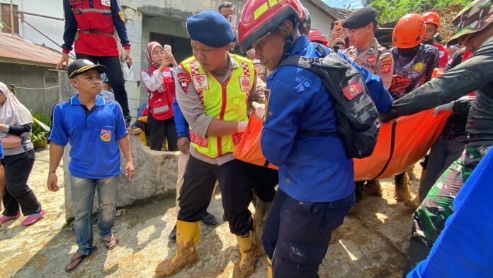 Korban yang di angkat menuju ke ambulance. (Foto : Dimas/MKG)