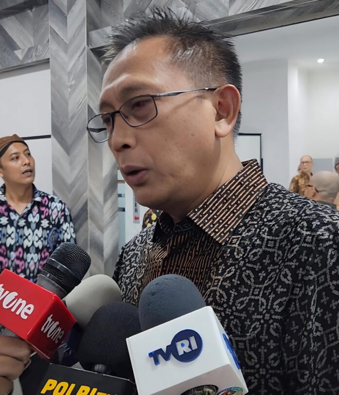 Wakil Ketua Dewan Pers baru periode 2025-2028, Totok Suryanto, memberikan keterangan kepada wartawan di Gedung Dewan Pers Jakarta Pusat.