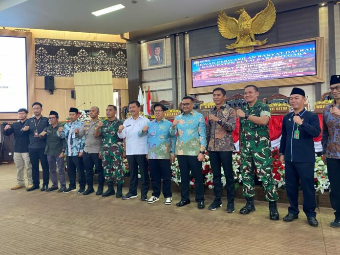 Proses Rapat Paripurna Bupati dan Wakil Bupati terpilih di DPRD Kukar. (Shavira Ramadhanita/RadarKukar)