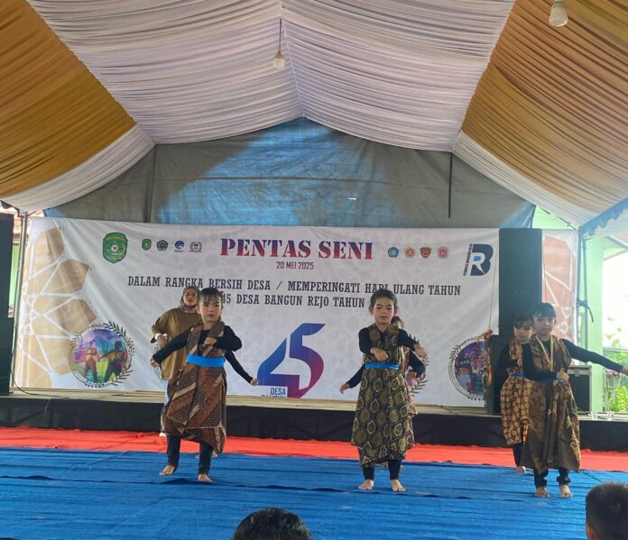 Rangkaian HUT Desa Bangun Rejo. (Shavira Ramadhanita/RadarKukar)