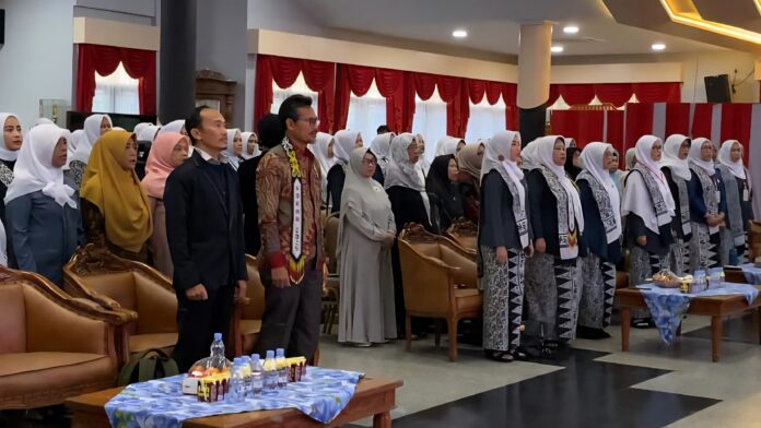 Acara pelantikan kepengurusan organisasi profesi bidan di Pendopo Bupati Kukar. (Shavira Ramadhanita/RadarKukar)