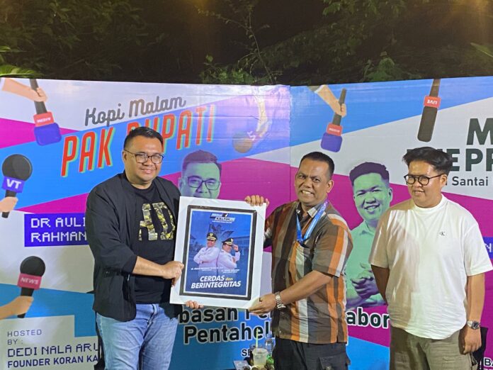 Saya menyerahkan poster “Cerdas dan Berintegritas” kepada Bupati Kukar Aulia Rahman Basri, disaksikan Wakil Bupati Rendi Solihin.