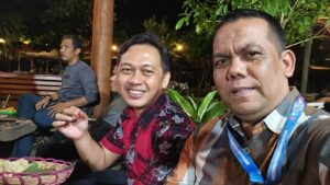 Saya bersama Direktur Umum Disway Kaltim, Devi Alamsyah dalam suasana santai di sela kegiatan Meet The Press.