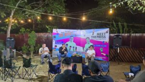 Bupati Kukar Aulia Rahman Basri dan Wabup Rendi Solihin berdialog santai bersama insan pers dalam forum “Kopi Malam Pak Bupati” di Bukit Mahoni L3, Tenggarong Seberang.