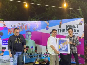 Direktur Radar Kukar, Muhammad Rafi'i menyerahkan poster “Sinergi Muda untuk Kukar Maju” kepada Wakil Bupati Kukar Rendi Solihin, disaksikan Bupati Aulia Rahman Basri.