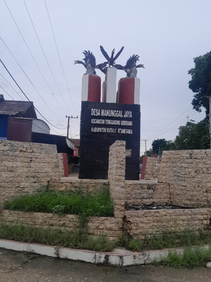 Tugu Desa Manunggal Jaya. (Shavira Ramadhanita/RadarKukar)