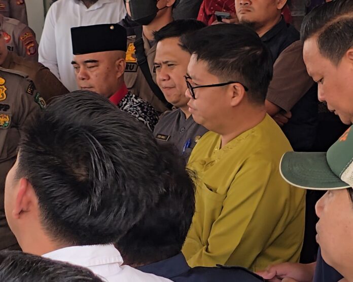 Wabup Kukar, Rendi Solihin, saat menerima peserta aksi demo. (Shavira Ramadhanita/RadarKukar)