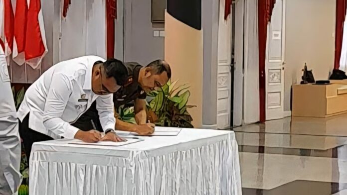Bupati Kukar tandatangani MoU bersama Kejaksaan Negeri Kukar. (Shavira Ramadhanita/RadarKukar)