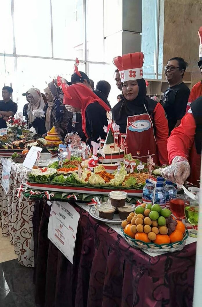 Lomba tumpeng yang diselenggarakan Dinas PU Kukar. (Shavira Ramadhanita/ RadarKukar)